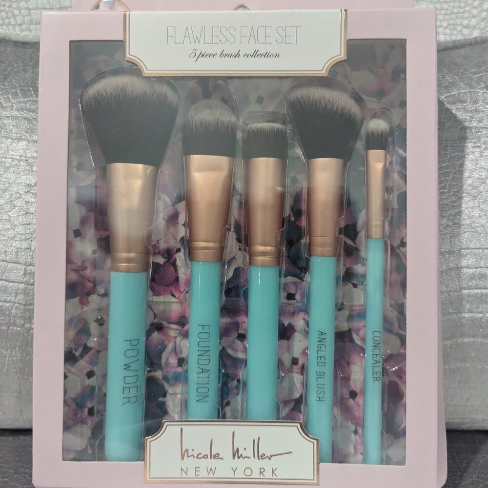 Nicole Miller flawless face five-piece brush makeup collection